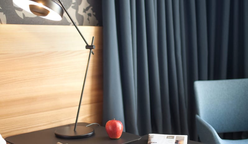 HOTEL DUBRONIK PALACE - SUPERIOR ROOM BEDSIDE LAMP